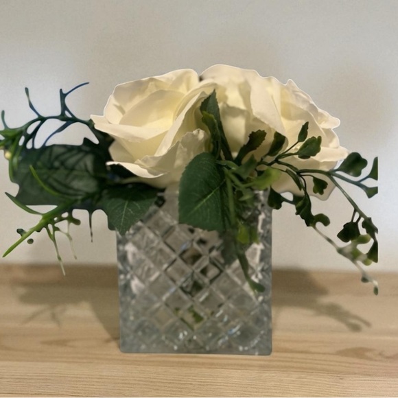 Elegant White Floral Arrangement in Crystal Vase - Picture 8 of 8